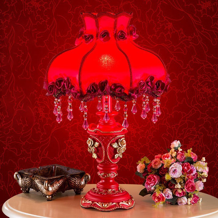 Traditionelle europäische Stoffharz-Rosen geschnitzte Säulenperlen Hochzeitsdekoration 1-Licht Tischlampe für das Nachttisch 