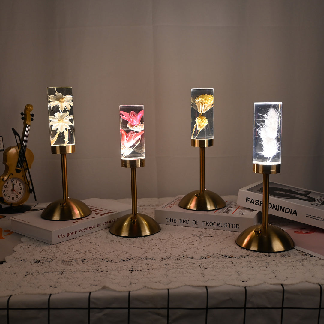 Zeitgenössische kreative USB-wiederaufladbare ewige Blume Gänseblümchen Löwenzylinder Eisen Acryl LED Tischlampe Nachtlicht für den Nachttisch 
