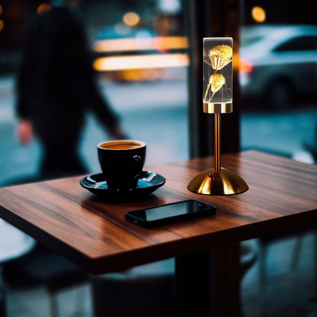 Zeitgenössische kreative USB-wiederaufladbare ewige Blume Gänseblümchen Löwenzylinder Eisen Acryl LED Tischlampe Nachtlicht für den Nachttisch 