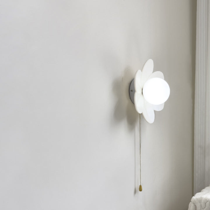 Zeitgenössische nordische Harzglas-Eisen-Blumenzugkette 1-Licht-Wandleuchte für das Bett 