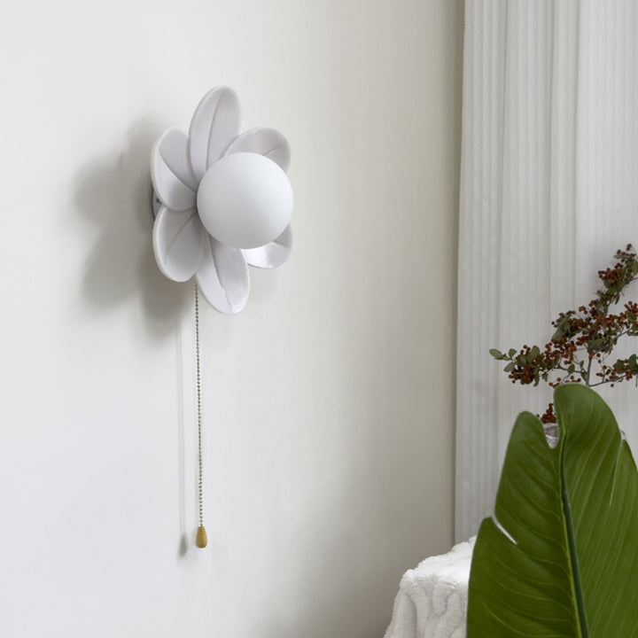 Zeitgenössische nordische Harzglas-Eisen-Blumenzugkette 1-Licht-Wandleuchte für das Bett 