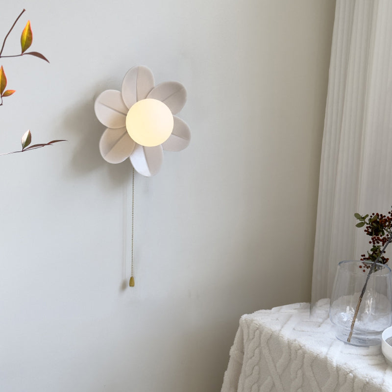 Zeitgenössische nordische Harzglas-Eisen-Blumenzugkette 1-Licht-Wandleuchte für das Bett 