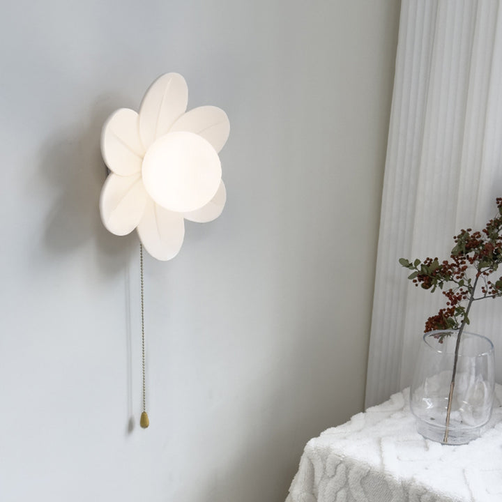 Zeitgenössische nordische Harzglas-Eisen-Blumenzugkette 1-Licht-Wandleuchte für das Bett 