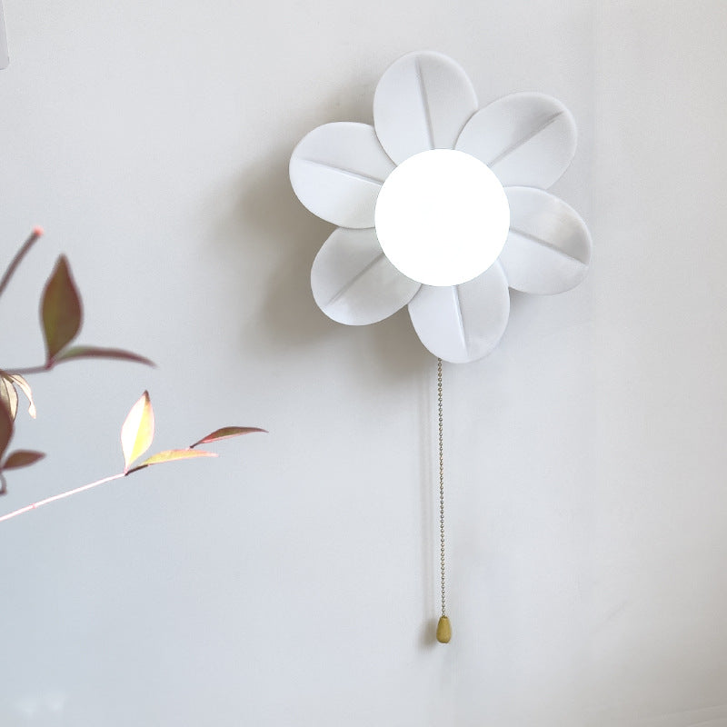 Zeitgenössische nordische Harzglas-Eisen-Blumenzugkette 1-Licht-Wandleuchte für das Bett 