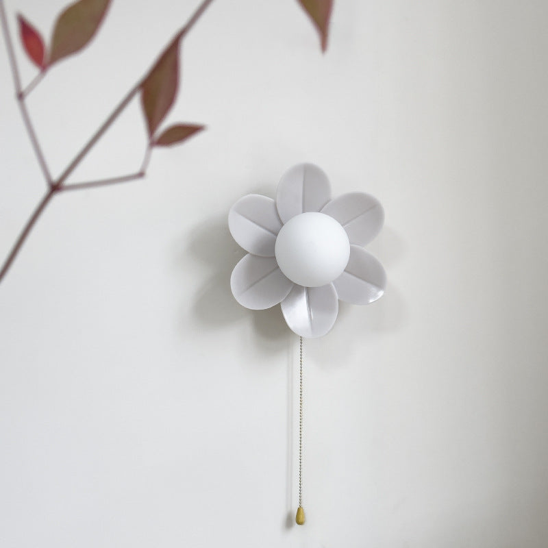Zeitgenössische nordische Harzglas-Eisen-Blumenzugkette 1-Licht-Wandleuchte für das Bett 
