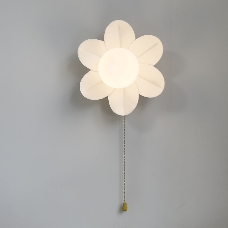 Zeitgenössische nordische Harzglas-Eisen-Blumenzugkette 1-Licht-Wandleuchte für das Bett 