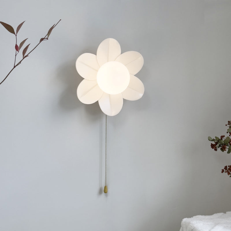 Zeitgenössische nordische Harzglas-Eisen-Blumenzugkette 1-Licht-Wandleuchte für das Bett 