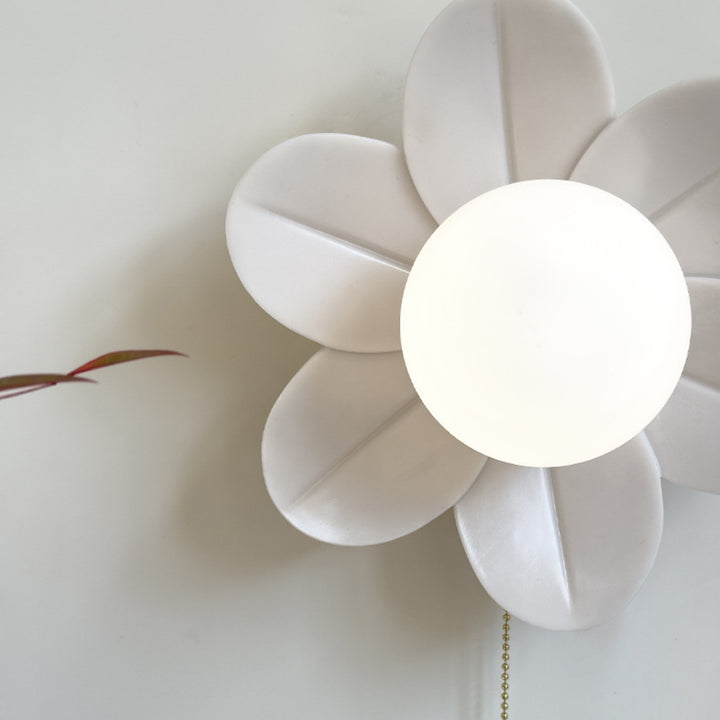 Zeitgenössische nordische Harzglas-Eisen-Blumenzugkette 1-Licht-Wandleuchte für das Bett 