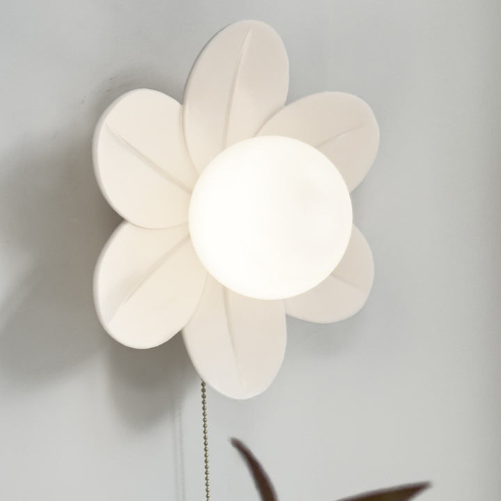 Zeitgenössische nordische Harzglas-Eisen-Blumenzugkette 1-Licht-Wandleuchte für das Bett 