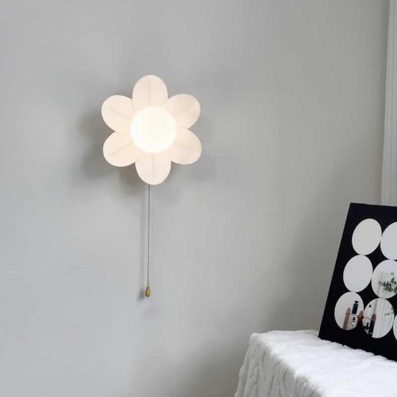Zeitgenössische nordische Harzglas-Eisen-Blumenzugkette 1-Licht-Wandleuchte für das Bett 