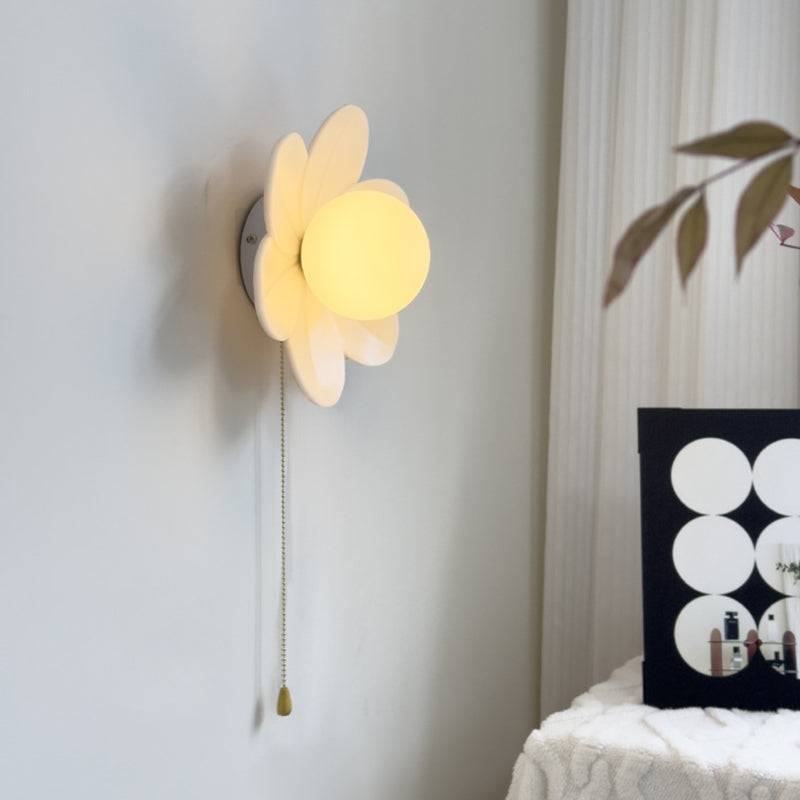 Zeitgenössische nordische Harzglas-Eisen-Blumenzugkette 1-Licht-Wandleuchte für das Bett 
