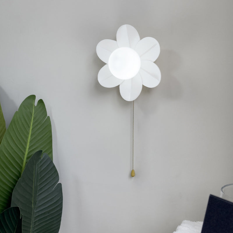 Zeitgenössische nordische Harzglas-Eisen-Blumenzugkette 1-Licht-Wandleuchte für das Bett 