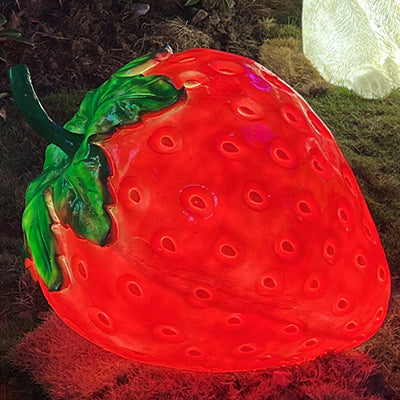 Moderne Art Deco Harz Fiberglas Erdbeerfrucht LED Außenlicht Landschaftsbeleuchtung für den Garten 