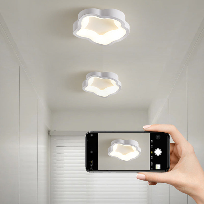 Plafonnier LED contemporain scandinave en fer et acrylique avec motif de fleurs rondes et nuages pour couloir 