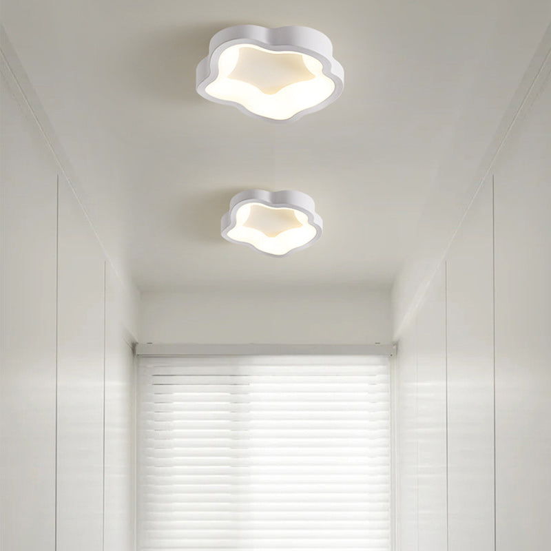 Plafonnier LED contemporain scandinave en fer et acrylique avec motif de fleurs rondes et nuages pour couloir 