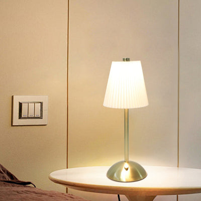 Lámpara de mesa LED cilíndrica con pliegues de tela recargable escandinava contemporánea para mesita de noche 