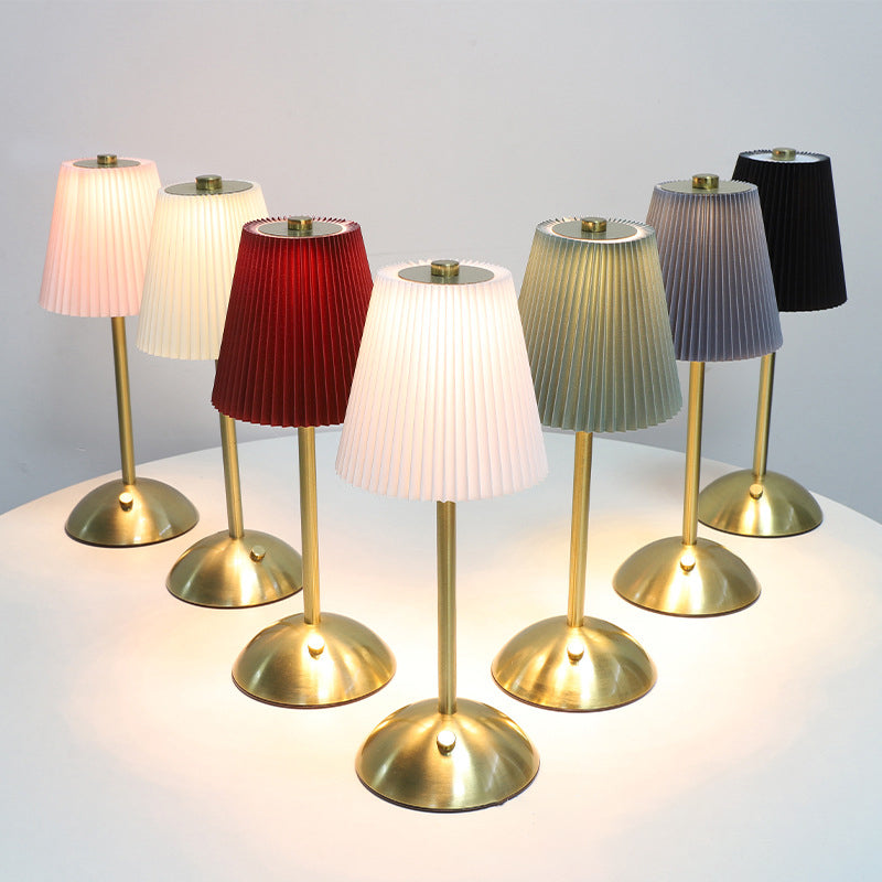 Lámpara de mesa LED cilíndrica con pliegues de tela recargable escandinava contemporánea para mesita de noche 