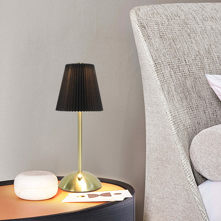 Lámpara de mesa LED cilíndrica con pliegues de tela recargable escandinava contemporánea para mesita de noche 