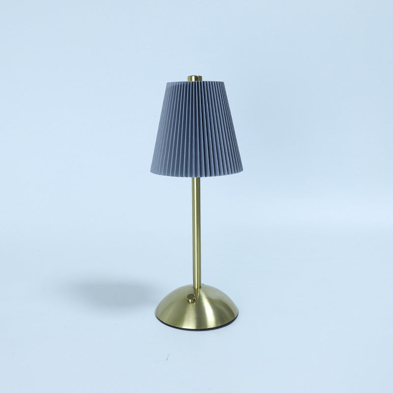 Lámpara de mesa LED cilíndrica con pliegues de tela recargable escandinava contemporánea para mesita de noche 