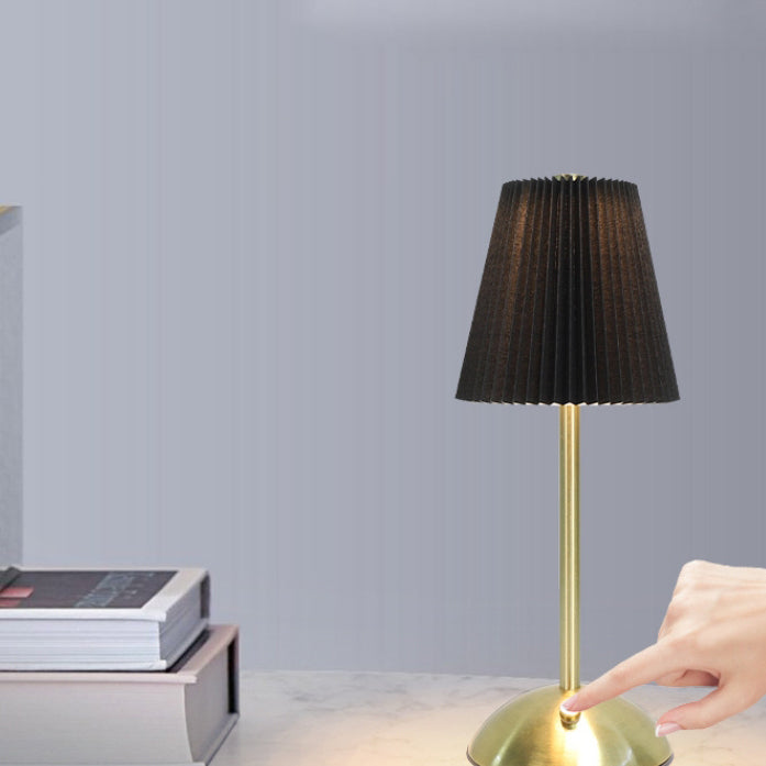 Lámpara de mesa LED cilíndrica con pliegues de tela recargable escandinava contemporánea para mesita de noche 