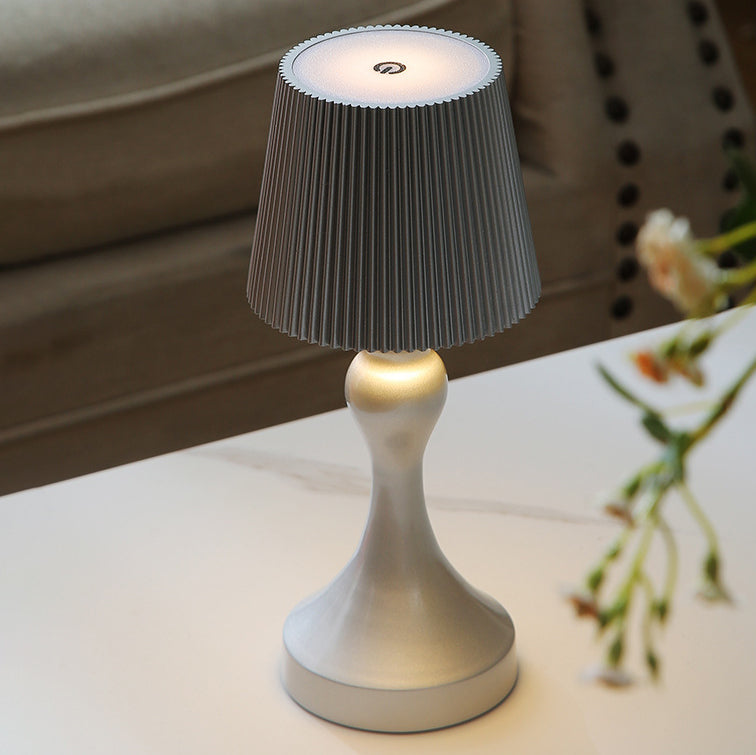 Lámpara de mesa LED contemporánea retro recargable de hierro ABS con columna a rayas luz nocturna para mesita de noche 