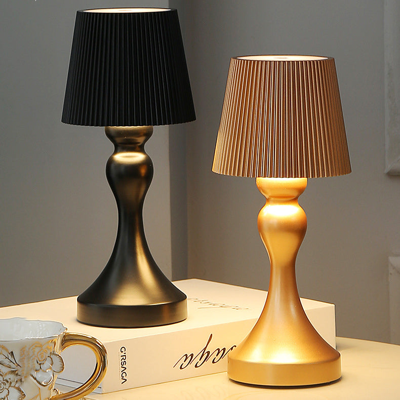 Lámpara de mesa LED contemporánea retro recargable de hierro ABS con columna a rayas luz nocturna para mesita de noche 