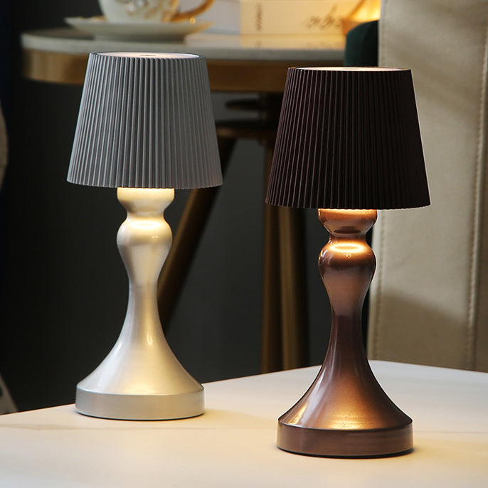 Lámpara de mesa LED contemporánea retro recargable de hierro ABS con columna a rayas luz nocturna para mesita de noche 