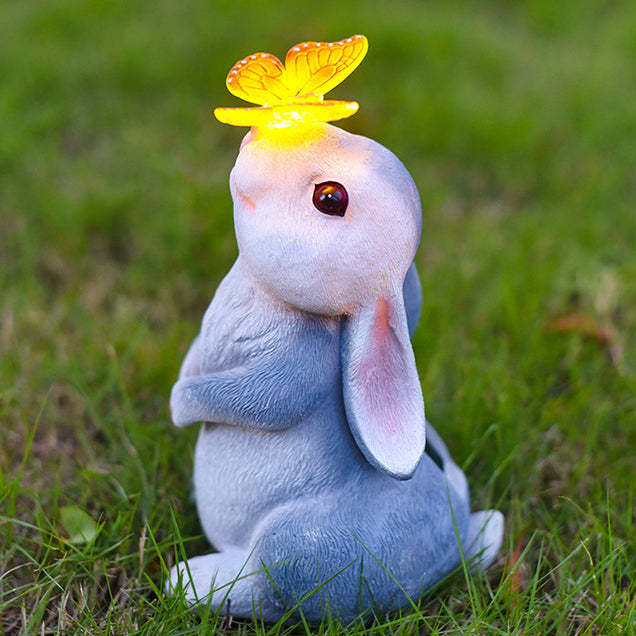 Moderne Art Deco Solar wasserdichte Harz Cartoon-Hase mit Blume Schmetterling LED Außenleuchte Landschaftsbeleuchtung für Garten 