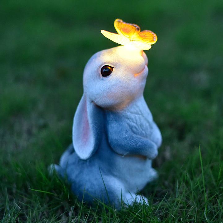 Moderne Art Deco Solar wasserdichte Harz Cartoon-Hase mit Blume Schmetterling LED Außenleuchte Landschaftsbeleuchtung für Garten 