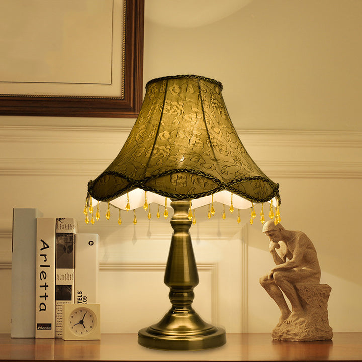Lampe de table à une lumière en tissu fer rétro contemporain avec rideau de perles coniques pour chevet 