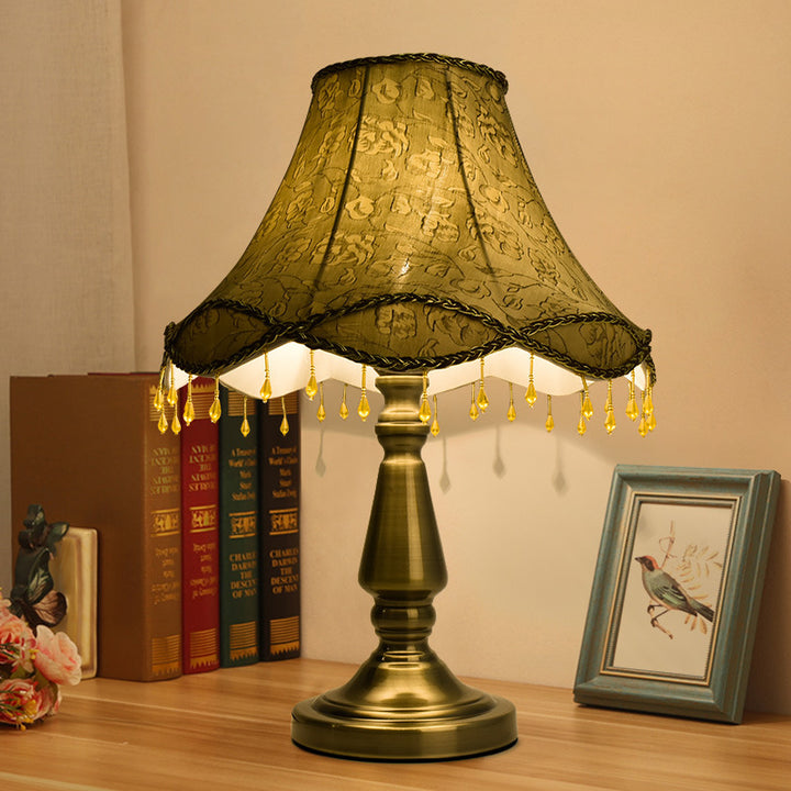 Lampe de table à une lumière en tissu fer rétro contemporain avec rideau de perles coniques pour chevet 