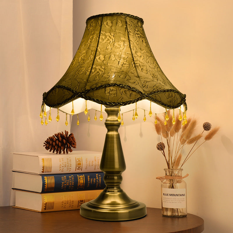 Lampe de table à une lumière en tissu fer rétro contemporain avec rideau de perles coniques pour chevet 