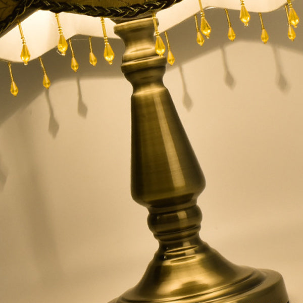 Lampe de table à une lumière en tissu fer rétro contemporain avec rideau de perles coniques pour chevet 