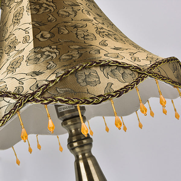 Lampe de table à une lumière en tissu fer rétro contemporain avec rideau de perles coniques pour chevet 