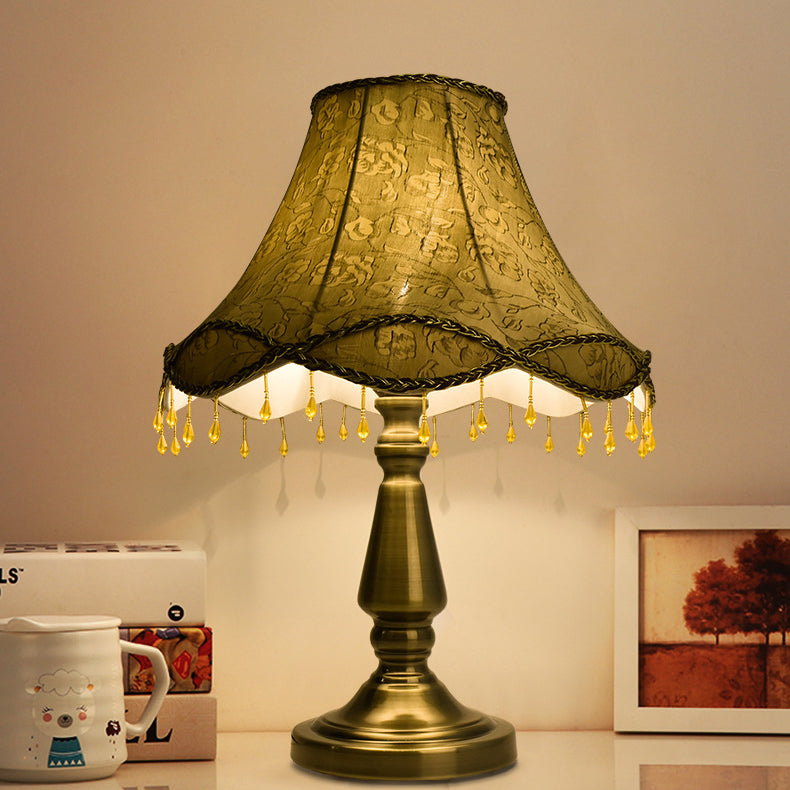 Lampe de table à une lumière en tissu fer rétro contemporain avec rideau de perles coniques pour chevet 