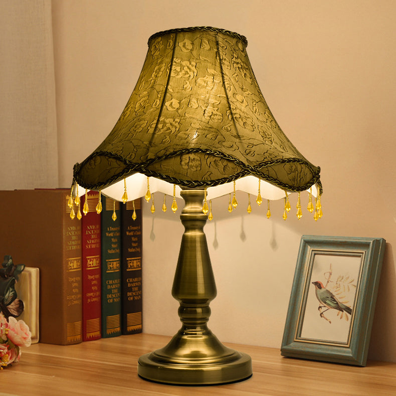 Lampe de table à une lumière en tissu fer rétro contemporain avec rideau de perles coniques pour chevet 