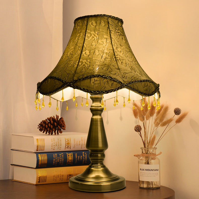Lampe de table à une lumière en tissu fer rétro contemporain avec rideau de perles coniques pour chevet 
