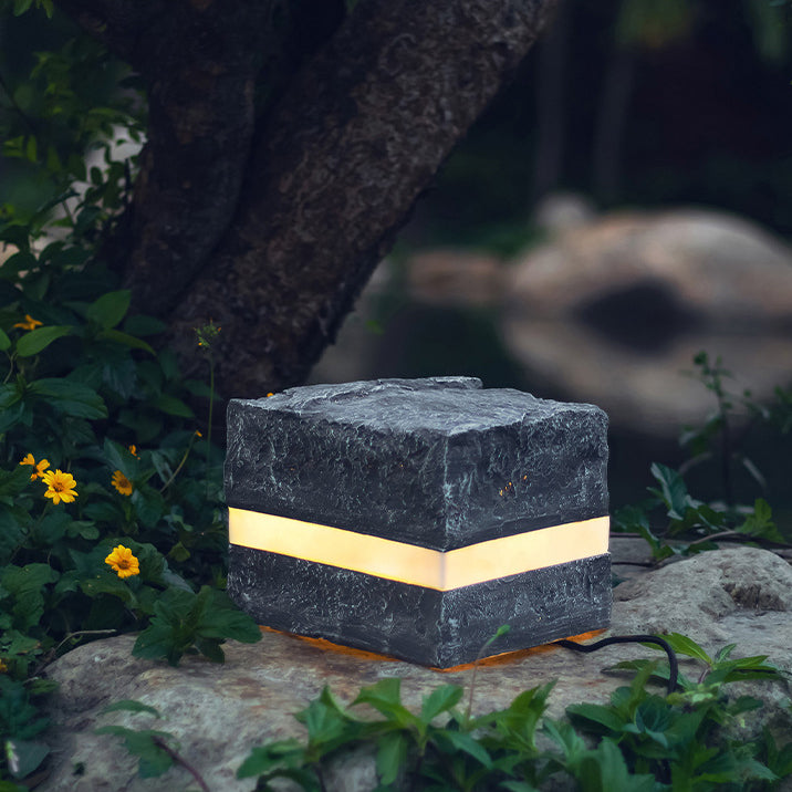 Éclairage extérieur à LED en forme de cube à rayures en pierre simulée en résine imperméable avec fibre de verre et verre créatif contemporain pour l&