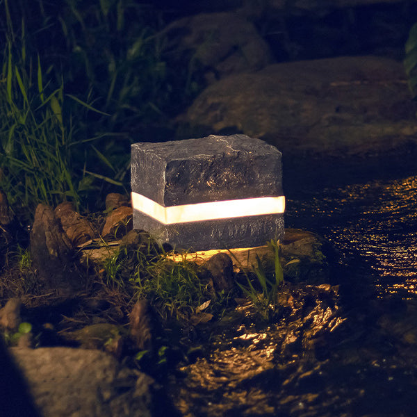Éclairage extérieur à LED en forme de cube à rayures en pierre simulée en résine imperméable avec fibre de verre et verre créatif contemporain pour l&