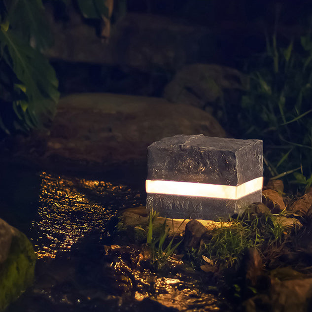 Éclairage extérieur à LED en forme de cube à rayures en pierre simulée en résine imperméable avec fibre de verre et verre créatif contemporain pour l&