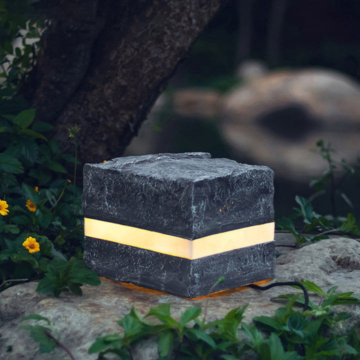 Éclairage extérieur à LED en forme de cube à rayures en pierre simulée en résine imperméable avec fibre de verre et verre créatif contemporain pour l&