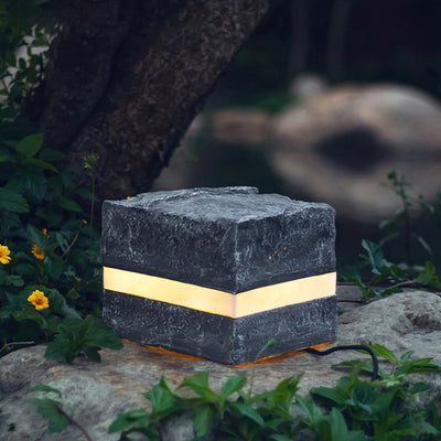 Éclairage extérieur à LED en forme de cube à rayures en pierre simulée en résine imperméable avec fibre de verre et verre créatif contemporain pour l'éclairage paysager de jardin 
