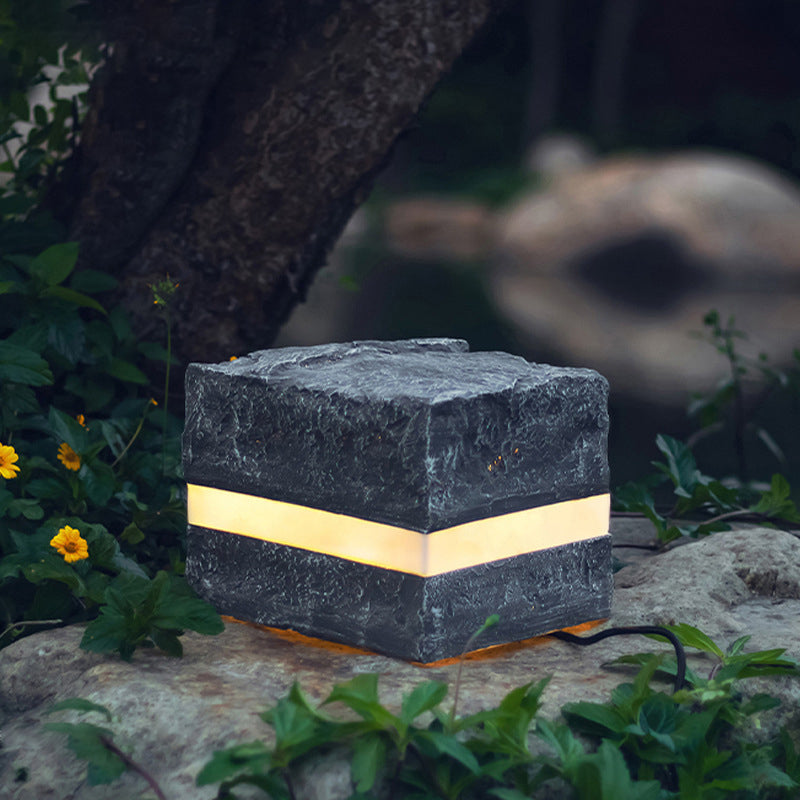 Éclairage extérieur à LED en forme de cube à rayures en pierre simulée en résine imperméable avec fibre de verre et verre créatif contemporain pour l&