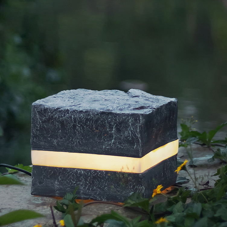 Éclairage extérieur à LED en forme de cube à rayures en pierre simulée en résine imperméable avec fibre de verre et verre créatif contemporain pour l&