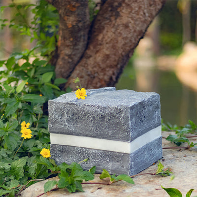 Éclairage extérieur à LED en forme de cube à rayures en pierre simulée en résine imperméable avec fibre de verre et verre créatif contemporain pour l'éclairage paysager de jardin 