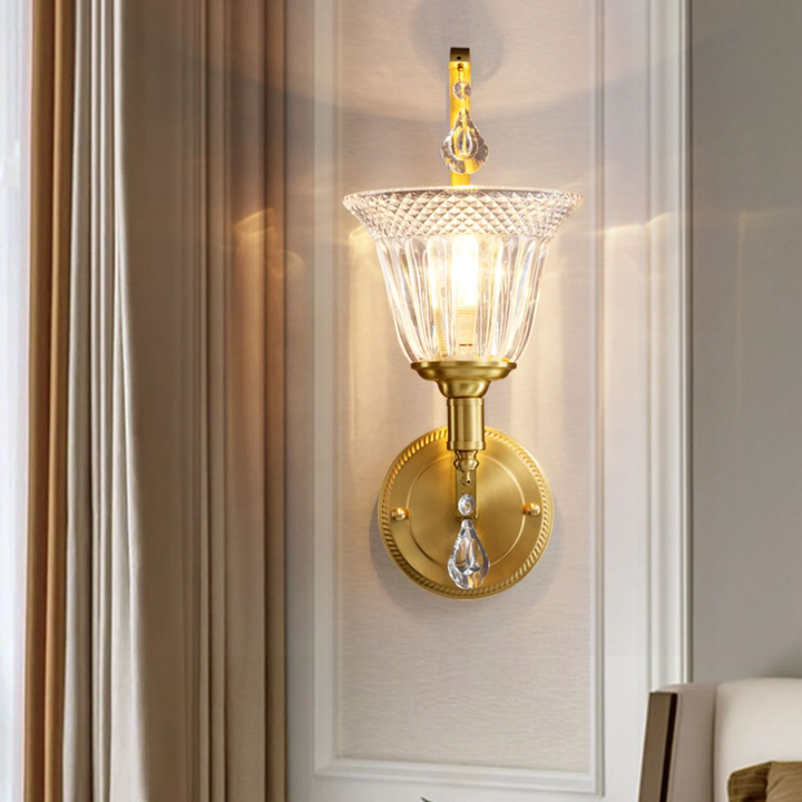Applique murale 1 lumière en cuivre traditionnel français avec cloche en cristal et verre embossé pour chevet 