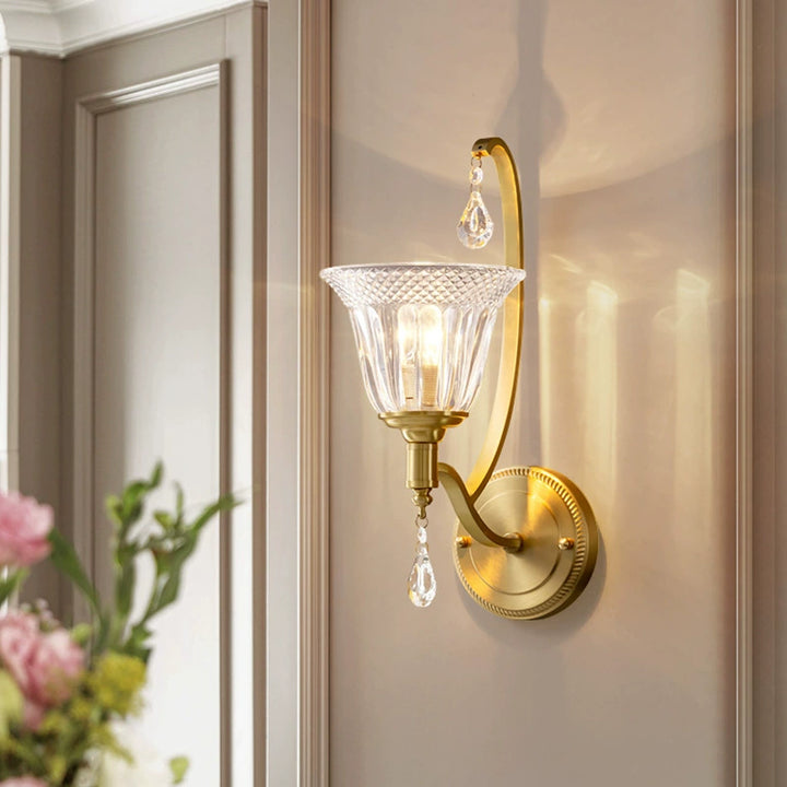 Applique murale 1 lumière en cuivre traditionnel français avec cloche en cristal et verre embossé pour chevet 