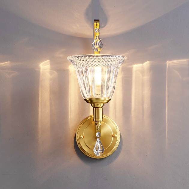 Applique murale 1 lumière en cuivre traditionnel français avec cloche en cristal et verre embossé pour chevet 
