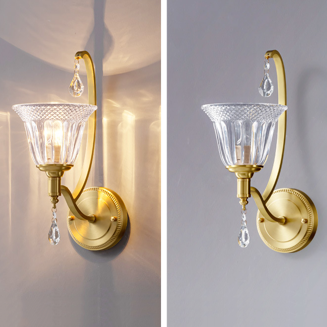 Applique murale 1 lumière en cuivre traditionnel français avec cloche en cristal et verre embossé pour chevet 