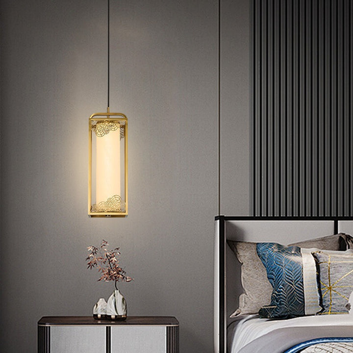 Lampe suspendue LED en forme de cylindre en verre de cuivre chinois traditionnel avec nuage de bon augure sculpté pour chevet 
